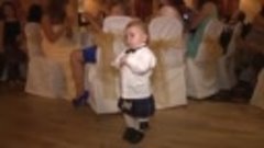 Малыш танцует шотландский танец.✔