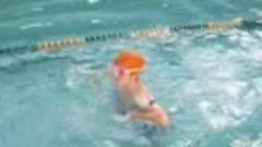 доченька плавает в бассейне круто
