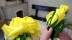 Большая роза из гофрированной бумаги с бутонами на подставке
