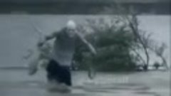 Бабка бегает по воде радуясь покупками