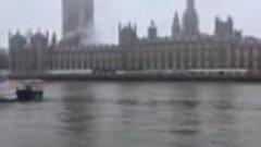 Над Вестминстерским дворцом в Лондоне дым. Горит, судя по вс...