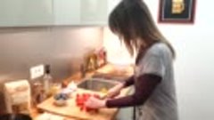 Итальянка готовит спагетти с помидорами