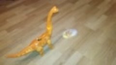 Динозавр откладывающий яйца на ходу