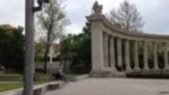 Памятник  воинам Красной Армии в Вене(сбоку мужчина играет н...