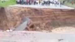 Обрушение участка дороги во время наводнения в Мпумаланге (Ю...