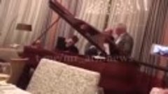 Премьер-министр России Михаил Мишустин танцует с мамой- армя...