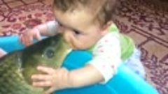 Сладкий поцелуй рыбки и малыша -)