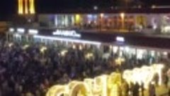 Сотни человек смотрят салют в честь Дня Победы на площади в ...