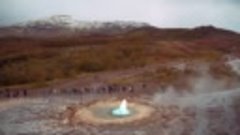 Каждые несколько минут из гейзера Строккюр в Исландии подним...