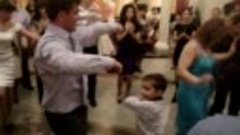 Артемка танцует на свадьбе у Оганеса