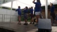 Алина  танцует на  летнем  празднике