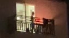 Жарит шашлык на балконе в Сочи