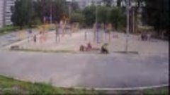 Видео нападения на воспитателя детского сада днем!
