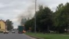 В Черняховске загорелся грузовик с банками под консервы.
