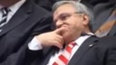 Турецкий депутат во сне, чуть не сожрал свой палец