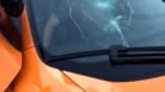 Подросток разбил лобовое стекло автомобиля McLaren за $250.0...