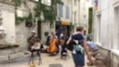 Уличные музыканты в Сен-Реми, жаль что не до конца записала.