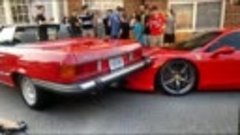 Женщина на стареньком авто припарковалась на капоте Ferrari ...