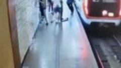 Подросток прокатился на самокате в метро держась за вагон