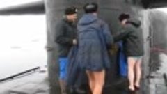 Купание офицеров подводников в полынье на Северном полюсе