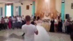 Невеста очень красиво танцует!