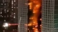 В китайском городе Даляне загорелся жилой небоскреб.В небоск...