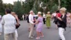 ОЙ, ЛЕТЯТЬ ЛЕЛЕКИ, ЛЕТЯТЬ ДАЛЕКО!👍💃🕺_ТАНЦЫ В ПАРКЕ ГОРЬКО...