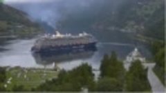 Прибытие лайнера &quot;Mein Schiff&quot; в порт Гейрангер, Норвегия. С...