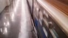 Зацепер залез на крышу вагона метро на «Смоленской»