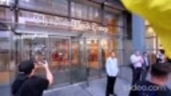 Протестующие в Нью-Йорке окружили штаб-квартиру &quot;Нью-Йорк та...