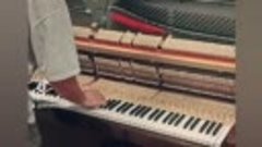 Ковтун С. А. настраивает библиотечное пианино