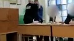 Педагог российской школы избил и обматерил семиклассника