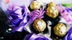 Букет из атласные роз и конфет Ferrero Rocher в коробке 💐