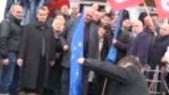 Сербский политик публично сжёг флаги ЕС и НАТО