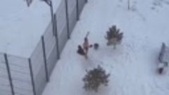 Житель Барнаула закаляется в мороз с помощью двух ведер холо...