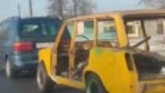 Авто без салона едет на реставрацию на жесткой сцепке KOZA