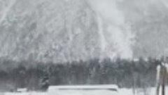 Две мощные лавины сошли с горы Чегет в Приэльбрусье. Видео о...