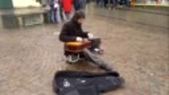 Уличный гитарист играет как бог!