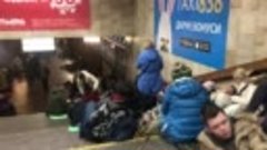 Кияни ночують на станції метро Героїв Дніпра