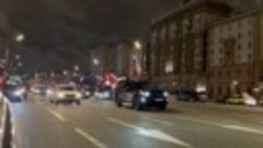 Автопробег #СВОИХНЕБРОСАЕМ  прямо под окнами посольства США ...