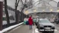В заснеженной Москве и кришнаиты больше похожи на снегурочек...