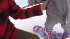 Бесстрашная малышка покоряет склон на сноуборде!