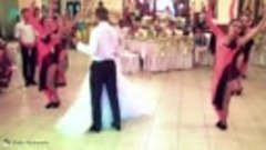 Невеста поет песню - подарок растрогал жениха до слез!