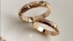 Гранёные узкие обручальные кольца из красного золота с брилл...