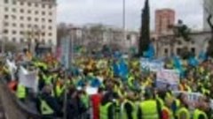 Испанские дальнобойщики, протестующие против повышения цен н...