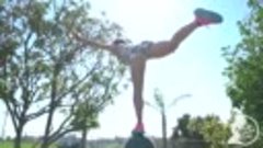 Ashley Kaltwasser демонстрирует свои гимнастические навыки