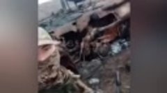 Украинец позирует на фоне уничтоженной российской техники.