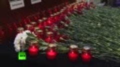 Москвичи несут цветы к «Останкино» в память о погибших в ави...