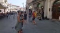 Балерина из Израиля не устояла перед мелодией уличного музык...