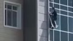 В Казахстане МУЖИК СПАС РЕБЕНКА от падения с 8 этажа